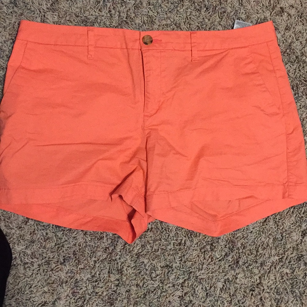 Relaxed Mid-rise coral shorts